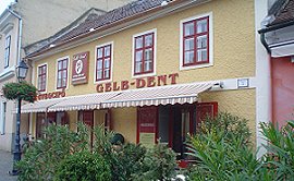 Gelb-Dent Gebäude in der Fußgängerzone
